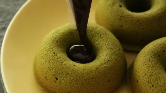 Cách làm bánh donut vị trà xanh nhân chocolate siêu ngon