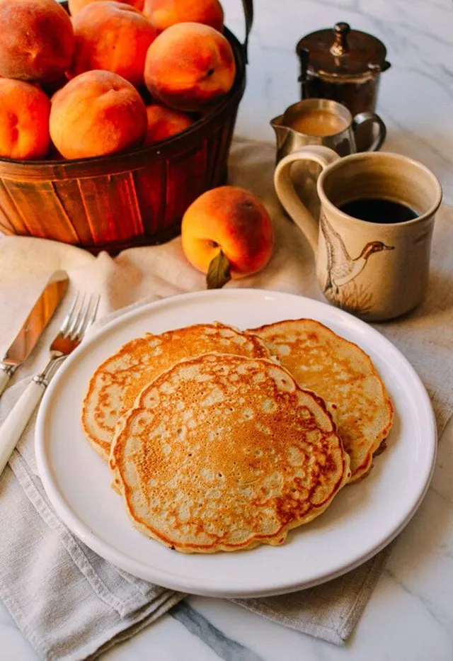 Cách làm bánh pancake đào với siro ngon tuyệt