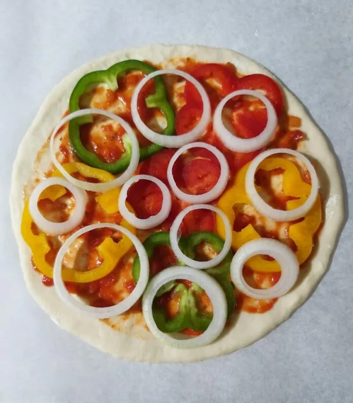 Cách làm bánh pizza cá hồi, xúc xích, thịt xông khói tại nhà ngon chuẩn “nhà hàng”