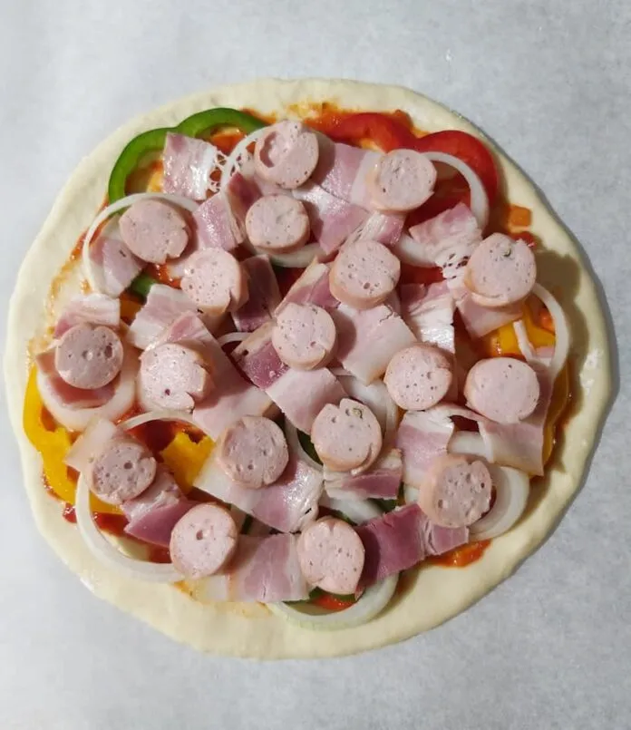 Cách làm bánh pizza cá hồi, xúc xích, thịt xông khói tại nhà ngon chuẩn “nhà hàng”