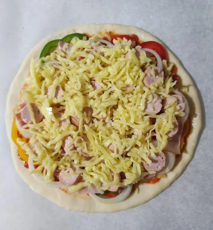 Cách làm bánh pizza cá hồi, xúc xích, thịt xông khói tại nhà ngon chuẩn “nhà hàng”