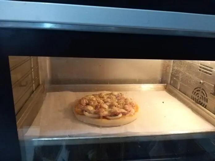 Cách làm bánh pizza cá hồi, xúc xích, thịt xông khói tại nhà ngon chuẩn “nhà hàng”