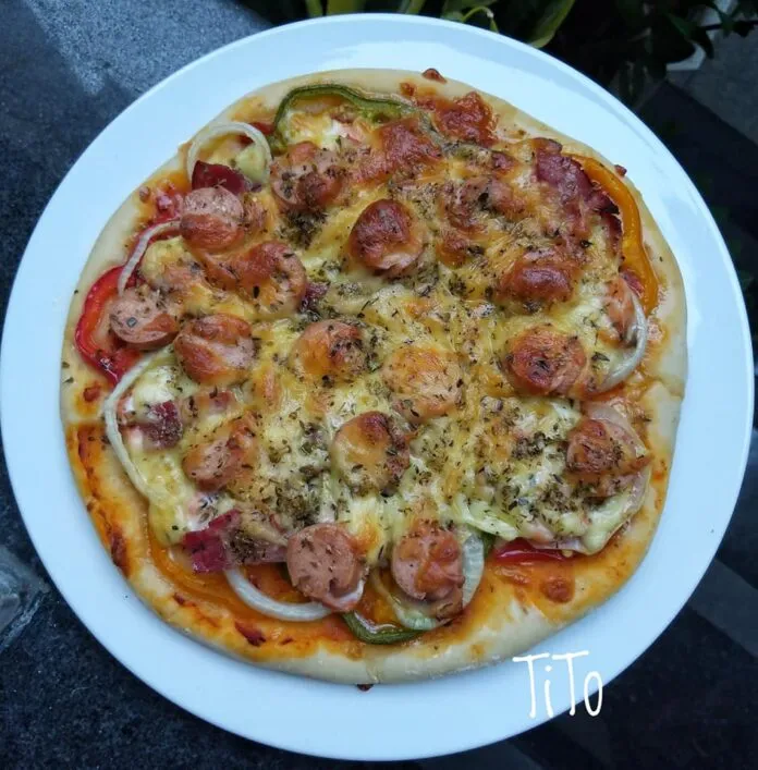 Cách làm bánh pizza cá hồi, xúc xích, thịt xông khói tại nhà ngon chuẩn “nhà hàng”