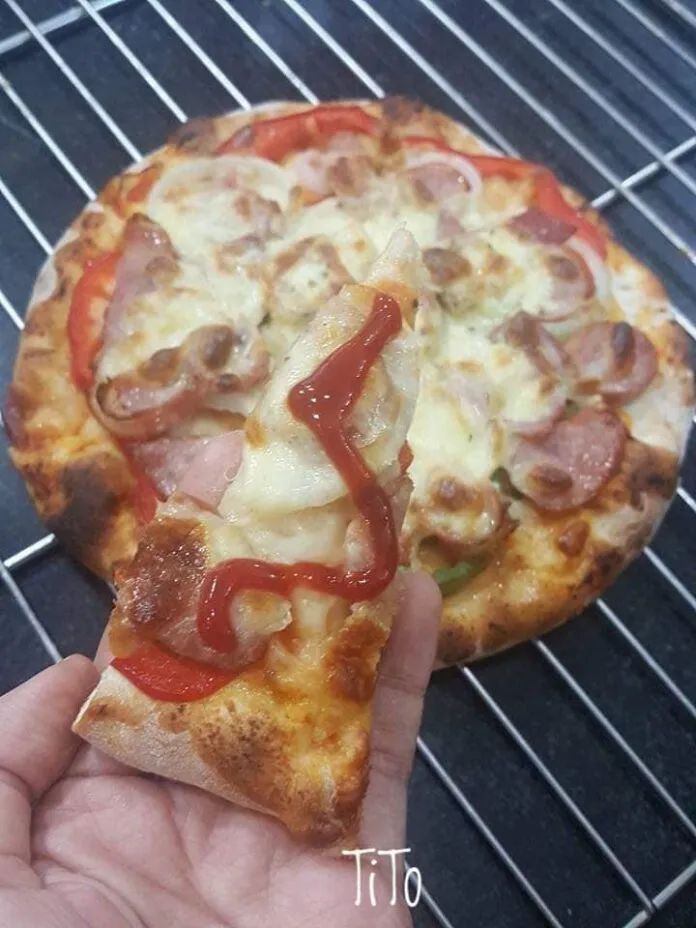 Cách làm bánh pizza cá hồi, xúc xích, thịt xông khói tại nhà ngon chuẩn “nhà hàng”