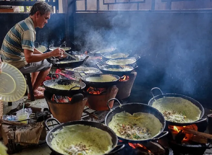 Cách làm bánh xèo miền Tây cực dễ tại nhà bạn nên biết