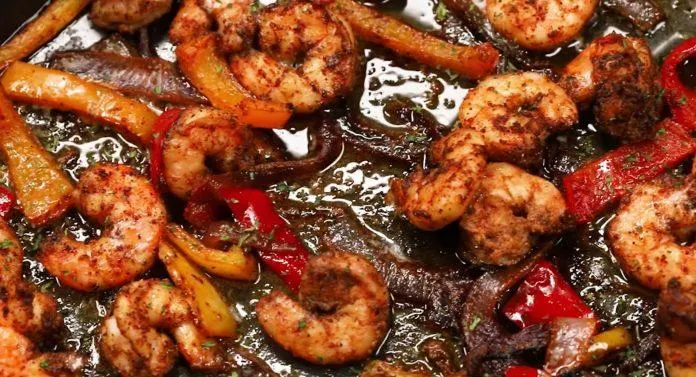 Cách làm món tôm fajitas nướng chảo kiểu Mexico