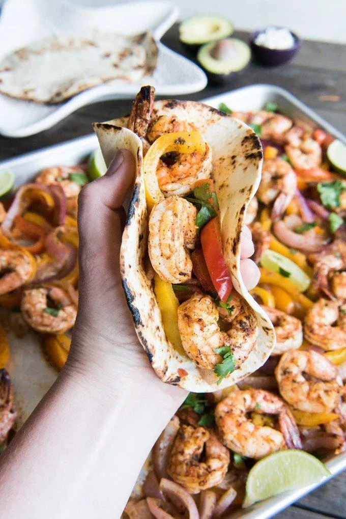 Cách làm món tôm fajitas nướng chảo kiểu Mexico