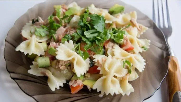 Cách làm salad pasta cá ngừ đơn giản và bổ dưỡng