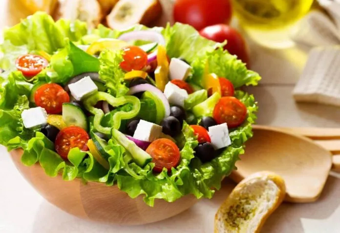 “Healthy” trong chế độ ăn: Học ngay cách làm món salad rau mầm tốt cho sức khỏe!
