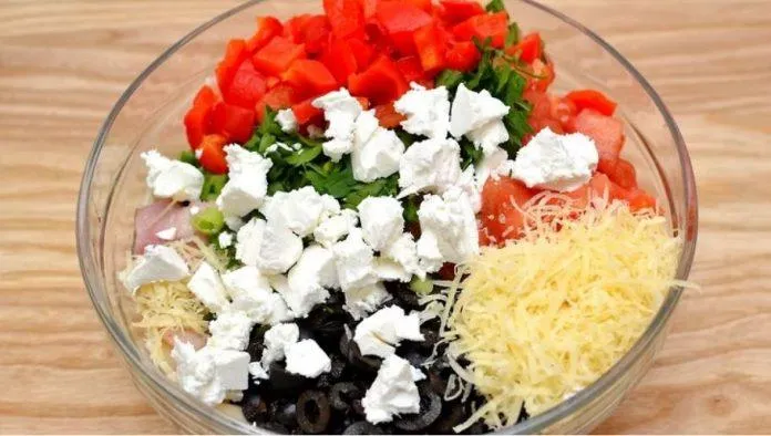 Học ngay cách làm salad pasta Địa Trung Hải đơn giản, lạ miệng