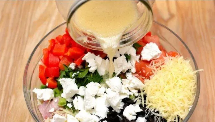 Học ngay cách làm salad pasta Địa Trung Hải đơn giản, lạ miệng