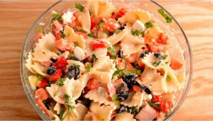 Học ngay cách làm salad pasta Địa Trung Hải đơn giản, lạ miệng