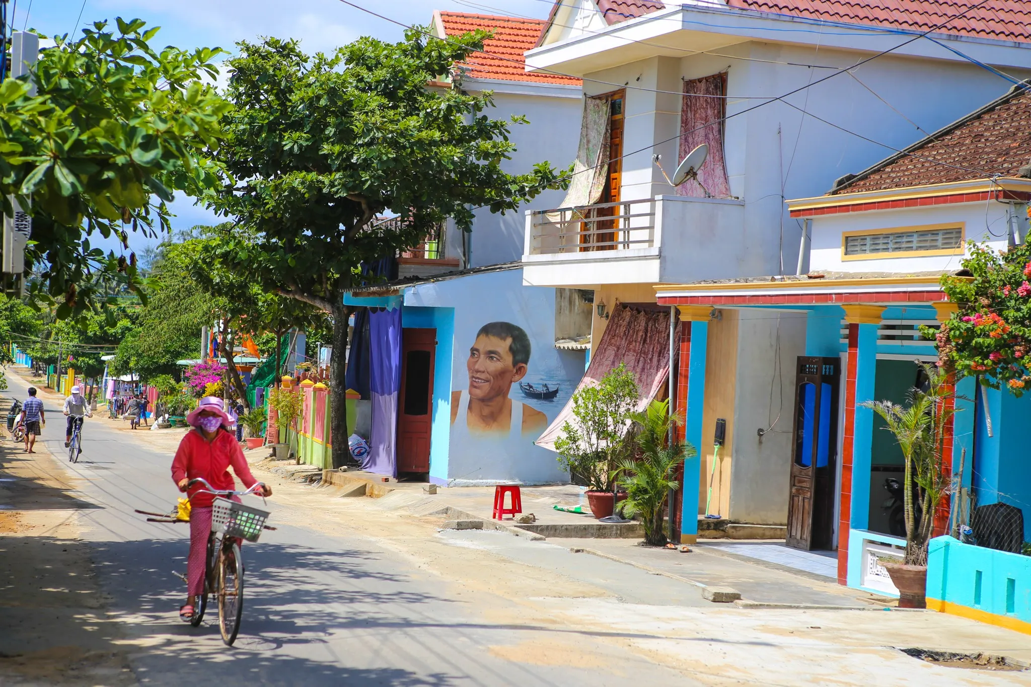 Khám phá làng bích họa Tam Thanh – Vẻ đẹp rực rỡ của làng chài ven biển