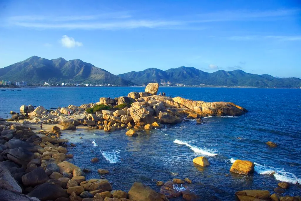 Khám phá review chi tiết từ A – Z: Hòn Chồng Nha Trang