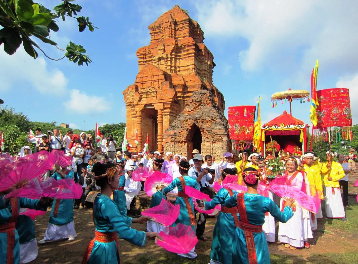 Khám phá Tháp bà Ponagar – Di tích cổ của người Chăm