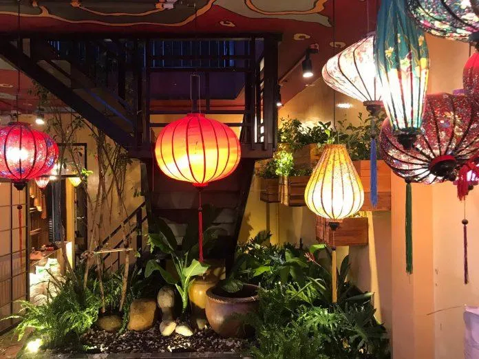 Mimo Bistro: Nhà hàng đèn lồng hoa lệ tại Sài Gòn