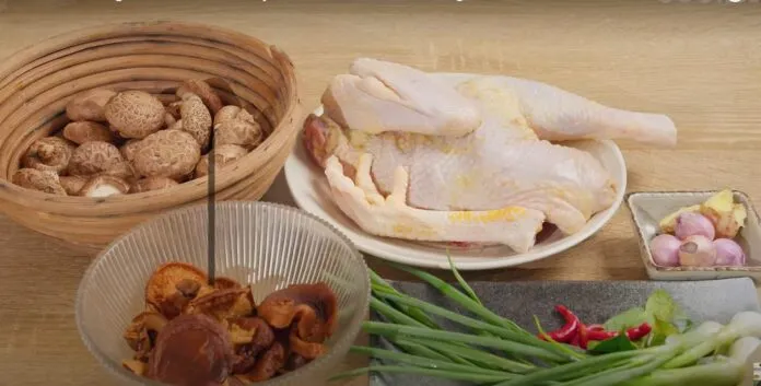 Mùa đông nên nấu món gì cho ấm cúng: Cách nấu món gà hầm nấm đông cô cực đơn giản!