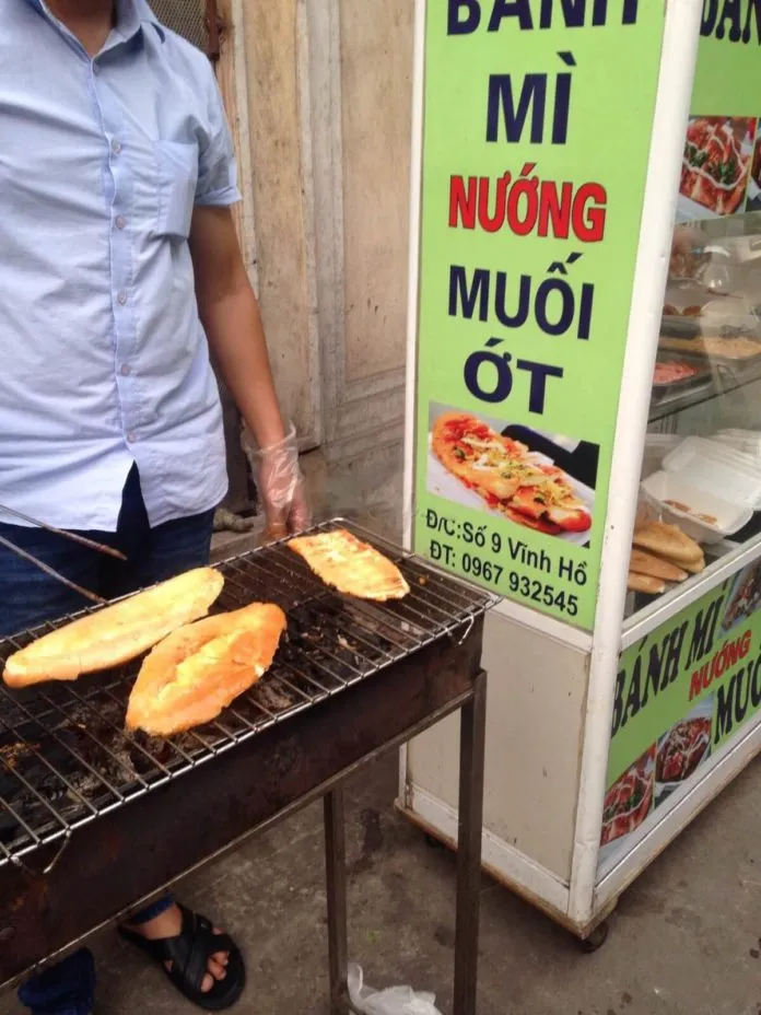 Những quán bánh mì nướng muối ớt ngon bậc nhất tại Hà Nội