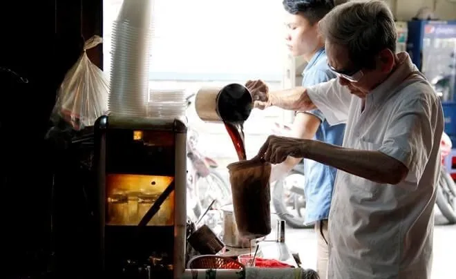 Những tiệm cà phê lưu giữ phong cách uống cổ điển của người Sài Gòn thế kỷ trước