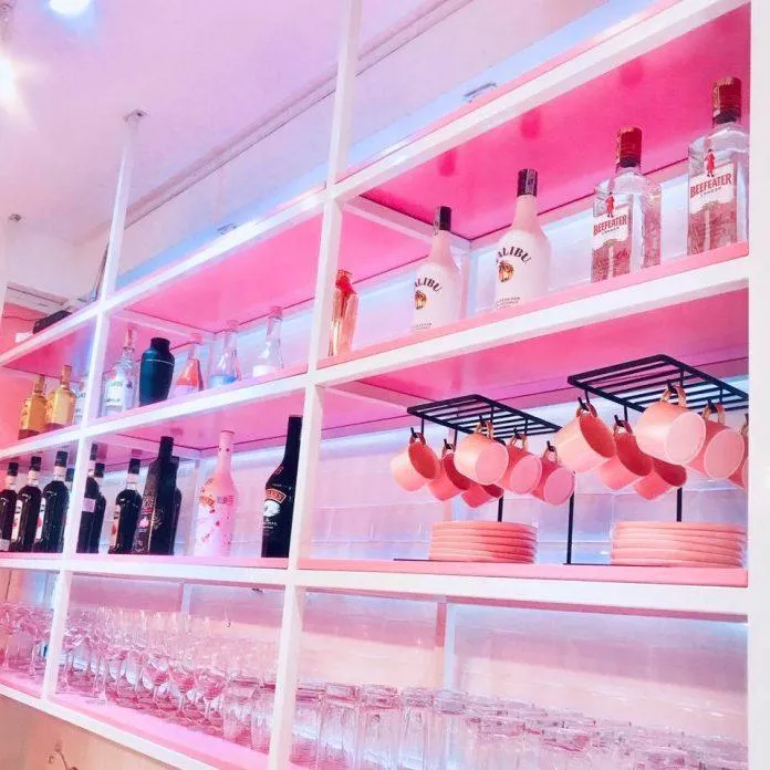 Pinkroom: Căn phòng cà phê mang màu hồng ngọt ngào