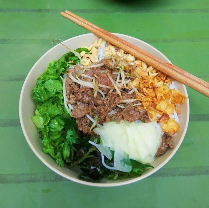 Review bún bò trộn Nam Bộ và top những quán ngon nhất ở Hà Nội