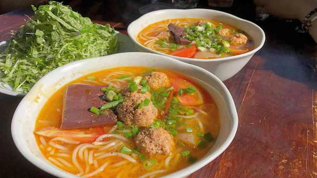 Review top 10 quán bún riêu Đà Lạt ngon, giá bình dân 