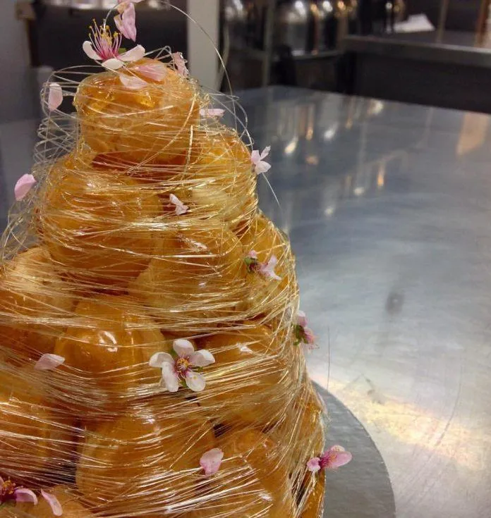 Tháp bánh su kem Croquembouche – phiên bản nâng cấp từ bánh su kem truyền thống