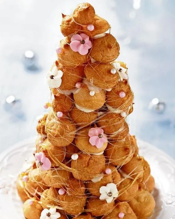 Tháp bánh su kem Croquembouche – phiên bản nâng cấp từ bánh su kem truyền thống