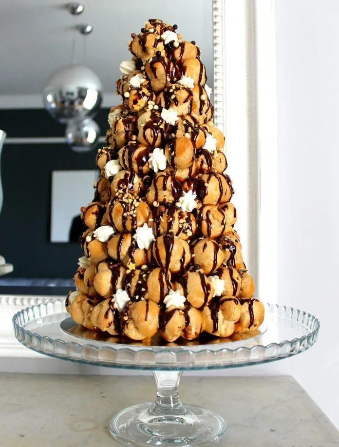 Tháp bánh su kem Croquembouche – phiên bản nâng cấp từ bánh su kem truyền thống