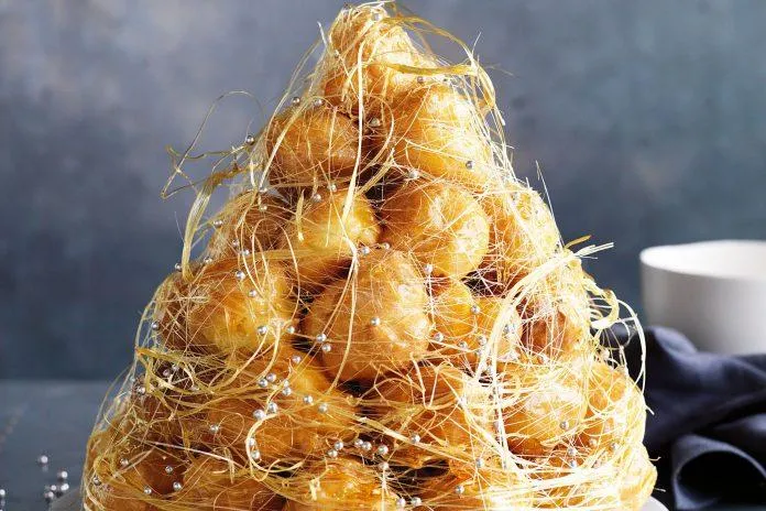 Tháp bánh su kem Croquembouche – phiên bản nâng cấp từ bánh su kem truyền thống