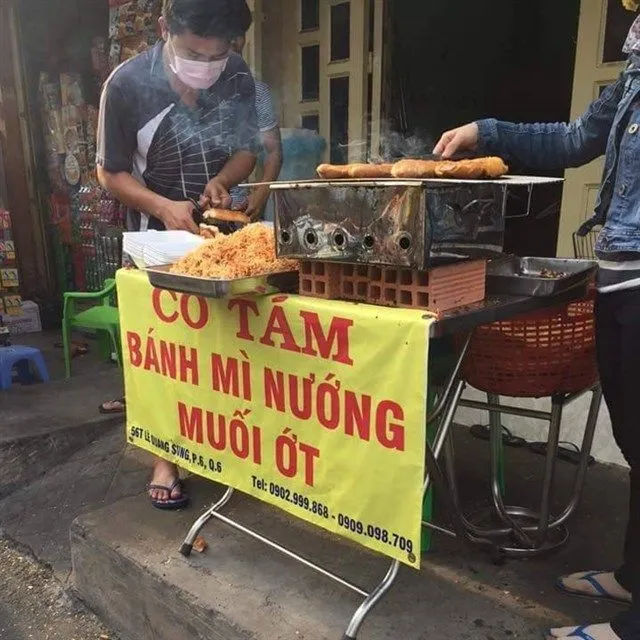 Thưởng thức bánh mì muối ớt nóng hổi giữa trời mưa Sài Gòn