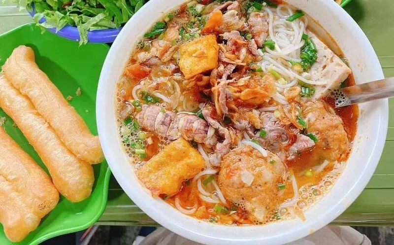 Thưởng thức đặc sản bún riêu bề bề trứ danh nơi Hà Thành