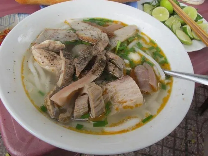 Thưởng thức hương vị biển Nha Trang với bánh canh lòng cá ngừ