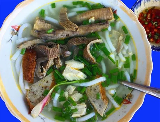 Thưởng thức hương vị biển Nha Trang với bánh canh lòng cá ngừ