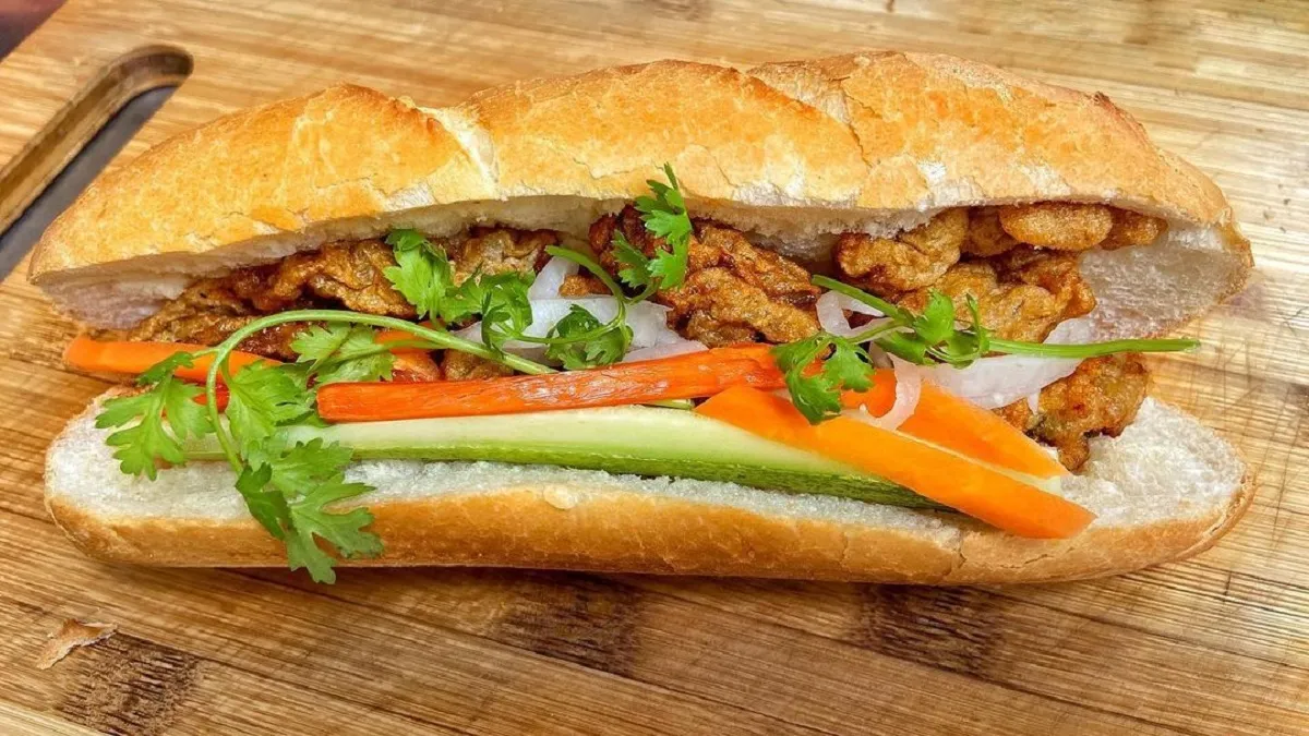 Top 6 bánh mì chả cá Nha Trang ngon nức tiếng nhất