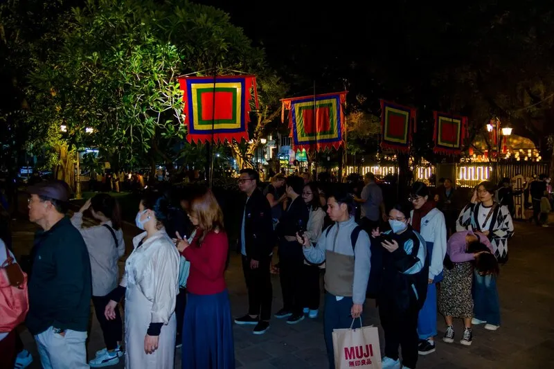 Tour đêm Văn Miếu – Khám phá tour đêm độc đáo mới ra mắt