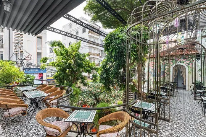 Trải nghiệm “Khu Vuờn Kiểu Pháp” La Bonté Café : Thiên đường sống ảo đa màu sắc
