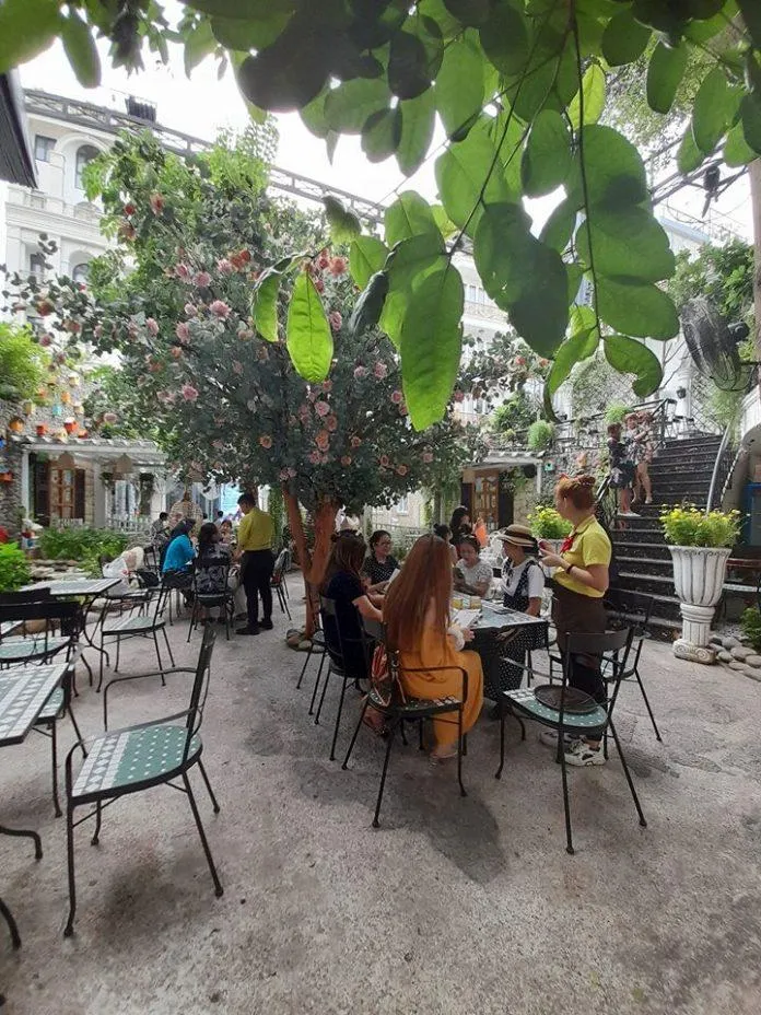 Trải nghiệm “Khu Vuờn Kiểu Pháp” La Bonté Café : Thiên đường sống ảo đa màu sắc